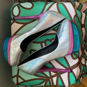 B Brian Atwood Fontanne Hologram Pumps 7.5 GUC